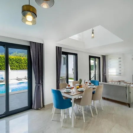 Modern Chic 4-bedroom With Private Pool And Garden In Hisaronu 빌라 *